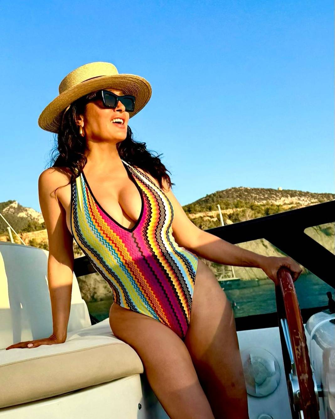 Salma Hayek'in bikinili pozları sosyal medyayı salladı 2